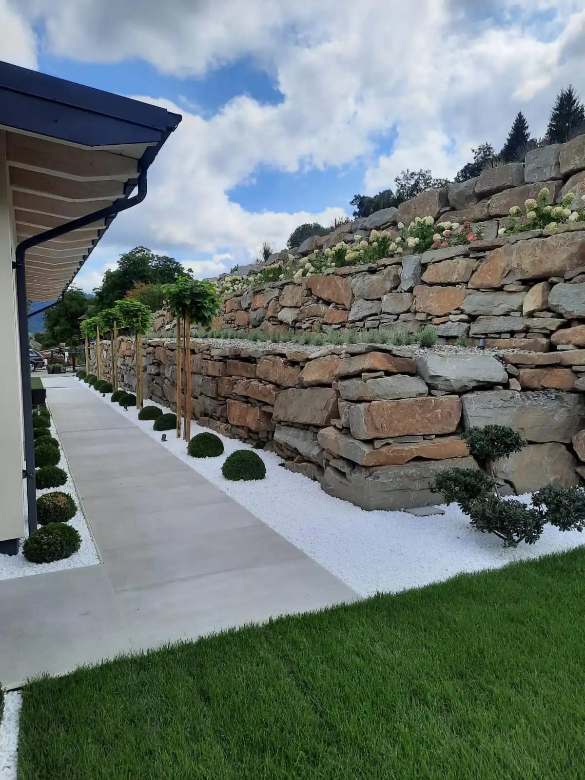 Proiectare si amenajare peisagistica gradina dupa instalare sistem de irigare si drenaj in Suceava si imprejurimi